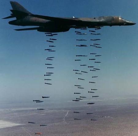 B-1B được thiết kế để thay thế loại máy bay ném bom đã già lão là B-52 Stratofortress