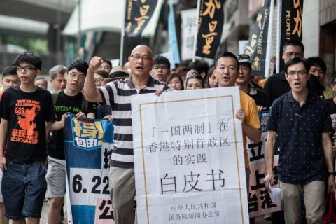 Người Hồng Kông xuống đường phản đối sách trắng của Bắc Kinh.