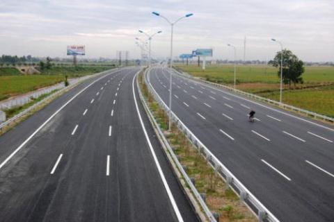 Đường cao tốc Đà Nẵng - Quảng Ngãi là một phần của dự án đường cao tốc Bắc - Nam