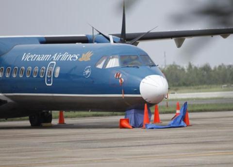 Chiếc máy bay vẫn hạ cánh an toàn xuống sân bay Đà Nẵng với chỉ một chiếc lốp bên trái ở đằng mũi.