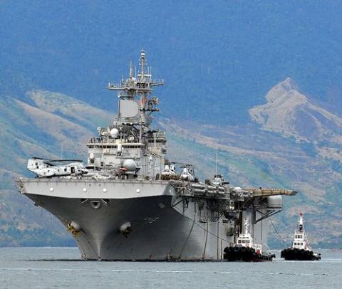 Tàu đổ bộ tấn công LHD-4 USS Boxer của Mỹ cập cảng Subic, Philippines  tháng 9-2013
