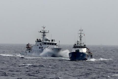 Tàu Trung Quốc (trái) hung hãn lao vào tàu Cảnh sát biển Việt Nam ngay trong vùng đặc quyền kinh tế của Việt Nam.