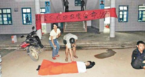 Gia đình nạn nhân khiêng xác con họ tới cổng trường Bắc Tử để đòi công lý.