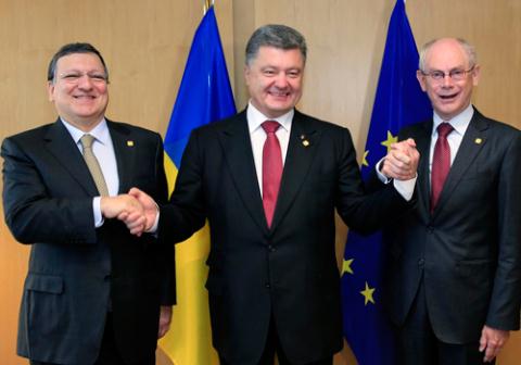 Từ trái sang: Ông Barroso, Poroshenko và Van Rompuy tại Brussels ngày 27.6 - Ảnh: Reuters 