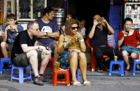 Cùng phải trả chi phí như nhau nhưng khách nước ngoài được phục vụ với thái độ khác hẳn (Ảnh minh họa)