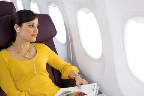 Khi đi máy bay, khách nước ngoài cũng thường được ưu ái hơn người Việt (Ảnh minh họa)