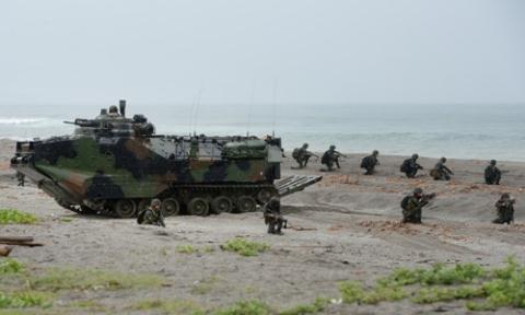 Binh sĩ Mỹ, Philippines cùng xe thiết giáp đổ bộ diễn tập tấn công vào bờ biển ngày 30/6