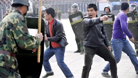 Cảnh sát Trung Quốc đối mặt với một nhóm khủng bố bằng dao.