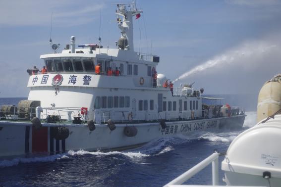 Tàu Trung Quốc phun vòi rồng vào tàu cảnh sát biển Việt Nam ngày 2/5 ngay trong vùng đặc quyền kinh tế của Việt Nam. Bằng chứng không thể chối cãi về sự hung hăng, ngang ngược của Trung Quốc