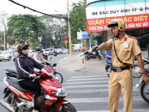 SGT xử phạt người đội mũ bảo hiểm không đúng quy định