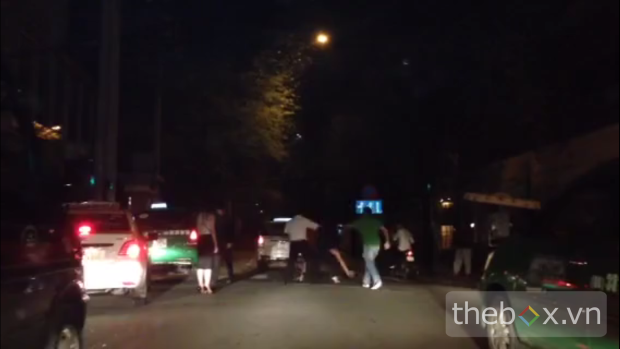 Tài xế taxi Vinasun (áo màu trắng) ra tay đánh đập khách hàng nữ giữa đường. 