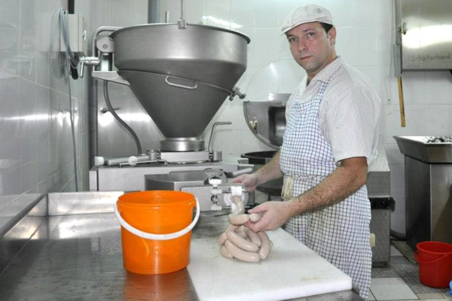 Mặc dù đã mở một nhà hàng khang trang trên đường Trường Sa, nhưng anh vẫn duy trì việc bán xúc xích ở lề đường Phan Xích Long, vì nơi này luôn đông nghẹt khách. Xúc xích của Klaus nổi tiếng vì được anh tự tay chế biến với công thức gia truyền, máy móc, thiết bị cho đến gia vị đều được đưa từ Đức sang. Ảnh: NVCC Mặc dù đã mở một nhà hàng khang trang trên đường Trường Sa, nhưng anh vẫn duy trì việc bán xúc xích ở lề đường Phan Xích Long, vì nơi này luôn đông nghẹt khách. Xúc xích của Klaus nổi tiếng vì được anh tự tay chế biến với công thức gia truyền, máy móc, thiết bị cho đến gia vị đều được đưa từ Đức sang. Ảnh: NVCC