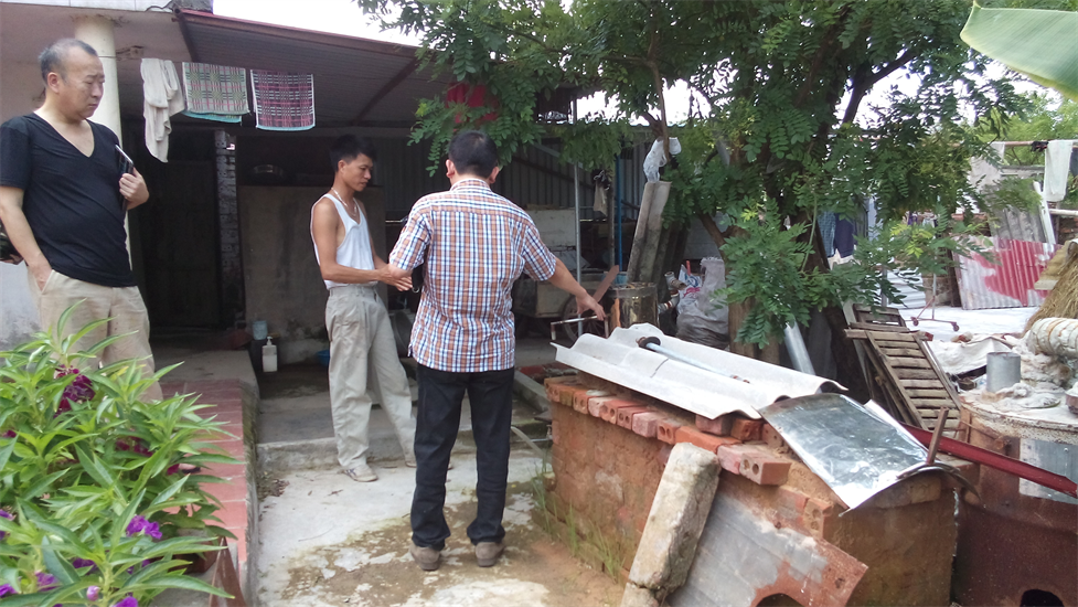 Tuy nhiên, không được sự ủng hộ của chính quyền sở tại, ông Kiên đã quyết định tháo dỡ toàn bộ chiếc lò và rải quanh nhà mình mỗi nơi vài bộ phận. Tuy nhiên, không được sự ủng hộ của chính quyền sở tại, ông Kiên đã quyết định tháo dỡ toàn bộ chiếc lò và rải quanh nhà mình mỗi nơi vài bộ phận.