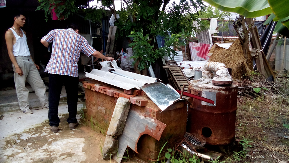 Phần lò đốt để ở sân vườn, rêu mốc mọc kín, những bộ phận nằm ngổn ngang han gỉ. Mỗi lần nhìn vào chiếc lò, ông Kiên chỉ biết nuốt nước mắt vào trong. Phần lò đốt để ở sân vườn, rêu mốc mọc kín, những bộ phận nằm ngổn ngang han gỉ. Mỗi lần nhìn vào chiếc lò, ông Kiên chỉ biết nuốt nước mắt vào trong.