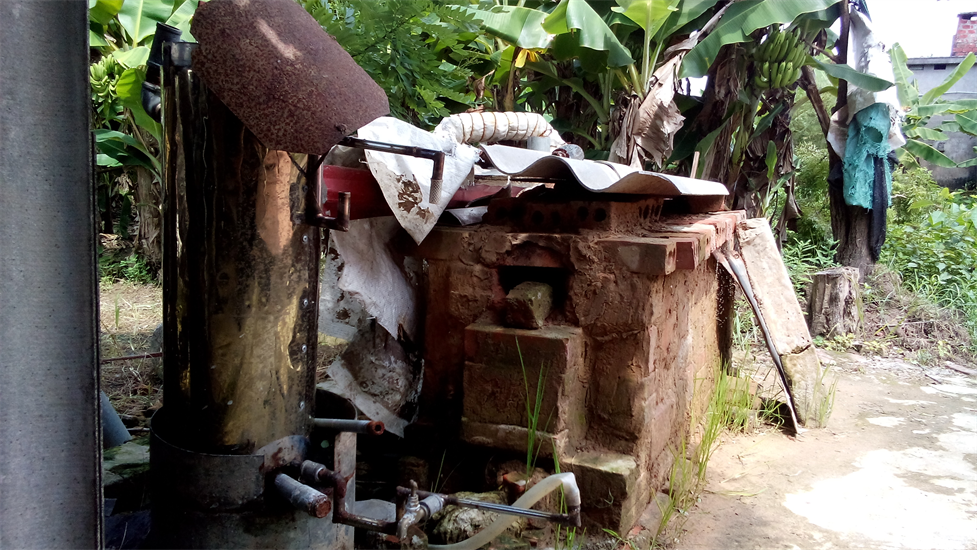 Cửa bỏ rác vào lò đốt cũng bị ông Kiên bịt kín lại, như minh chứng cho khát khao sáng tạo và trí tuệ của ông cũng không còn đường thoát. \ Cửa bỏ rác vào lò đốt cũng bị ông Kiên bịt kín lại, như minh chứng cho khát khao sáng tạo và trí tuệ của ông cũng không còn đường thoát. \