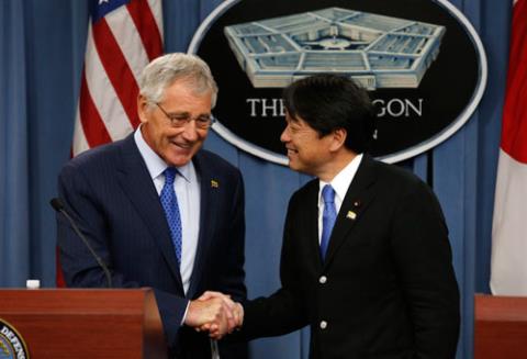 Bộ trưởng Quốc phòng Mỹ Chuck Hagel (trái) và người đồng cấp Nhật Itsunori Onodera tại Washington ngày 11/7.