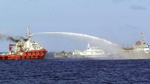 Tàu Trung Quốc kìm kẹp, bắn vòi rồng vào tàu chấp pháp của Việt Nam tại khu vực hạ đặt giàn khoan Hải Dương 981
