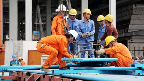 Lao động Trung Quốc tại công trường Trung tâm điện lực Duyên Hải - Ảnh: TTO