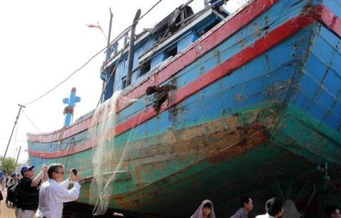 Đoàn đại biểu quốc tế thị sát chiếc tàu cá Việt Nam bị đâm Trung Quốc đâm thủng, được sửa chữa tại Đà Nẵng tháng 6/2014 