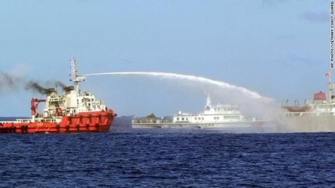 Tàu Trung Quốc dùng vòi rồng tấn công tàu Việt Nam trên biển Đông