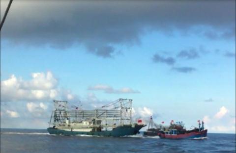 Tàu cá Trung Quốc (bên trái) chèn ép tàu cá Việt Nam ở ngư trường Hoàng Sa 