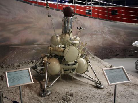Tàu thăm dò mặt trăng Luna 16 của Liên Xô