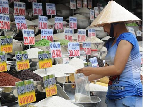 Dù giá gạo của Việt Nam xuất khẩu được cho là rẻ nhất nhưng bán trên thị trường trong nước lại rất cao khiến người tiêu dùng thiệt 