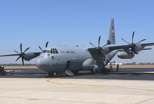 Máy bay C-130 Hercules là một máy bay vận tải bốn động cơ tuốc bin cánh quạt, và là loại máy bay không vận chiến lược của nhiều quốc gia trên thế giới, nó có hơn 40 kiểu và biến thể đã hoạt động ở trên 50 quốc gia. (ảnh máy bay C-130 của Mỹ) Máy bay C-130 Hercules là một máy bay vận tải bốn động cơ tuốc bin cánh quạt, và là loại máy bay không vận chiến lược của nhiều quốc gia trên thế giới, nó có hơn 40 kiểu và biến thể đã hoạt động ở trên 50 quốc gia. (ảnh máy bay C-130 của Mỹ)