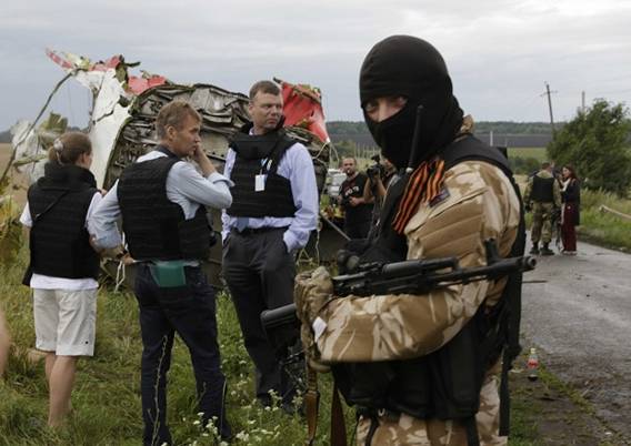 Một tay súng ly khai ở Donetsk tại hiện trường máy bay MH17 rơi