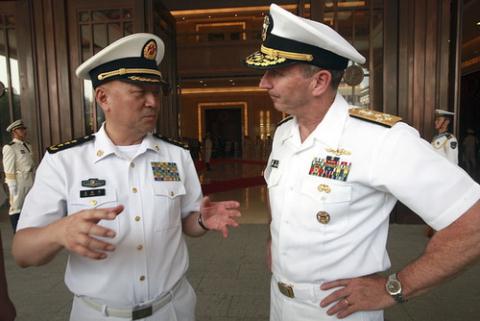 Tư lệnh hải quân Trung Quốc Ngô Thắng Lợi (trái) trò chuyện với Đô đốc Jonathan W. Greenert, 
tư lệnh hải quân Mỹ, tại lễ đón tiếp ông Greenert ở Bắc Kinh ngày 15/7