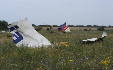 Mảnh vỡ máy bay MH17 trên một cánh đồng tại miền Đông Ukraine