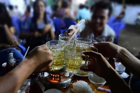 Cấm rượu, bia sau 22h có khả thi?