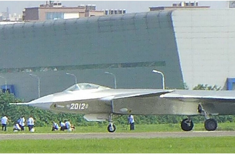 “Dựa trên kết quả của các chuyến bay thử nghiệm, J-20 có thể đi vào sản xuất vào năm 2017”, nguồn tin cho biết. Theo giới phân tích, các nguyên mẫu chiến đấu cơ J-20 mỗi lần xuất hiện đều cho thấy những bước phát triển vượt bậc về công nghệ của Trung Quốc. “Dựa trên kết quả của các chuyến bay thử nghiệm, J-20 có thể đi vào sản xuất vào năm 2017”, nguồn tin cho biết. Theo giới phân tích, các nguyên mẫu chiến đấu cơ J-20 mỗi lần xuất hiện đều cho thấy những bước phát triển vượt bậc về công nghệ của Trung Quốc.