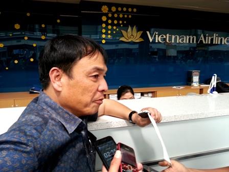 Hành khách phản ứng với việc bồi thường tiền hủy chuyến 100 ngàn đồng của VNA tại ga sân bay Đà Nẵng.