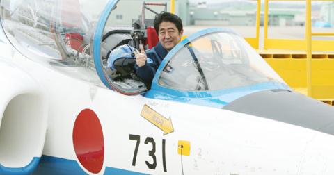 Thủ tướng Shinzo Abe trong khoang lái của chiếc tiêm kích huấn luyện T-4