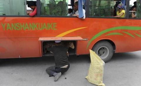 Hành khách đi xe buýt ở Tân Cương sẽ bị kiểm tra nghiêm ngặt để ngăn chặn khủng bố. Ảnh: Reuters