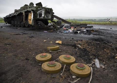 Một chiếc xe tăng của lực lượng ly khai thân Nga bị phá hủy gần Slavyansk, nơi quân đội Ukraine giành quyền kiểm soát từ tay lực lượng ly khai 