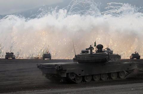 Xe tăng của Nhật Bản thể hiện uy lực trong một lần tập trận