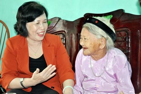 Bộ trưởng Phạm Thị Hải Chuyền trong một lần thăm Bà mẹ Việt Nam anh hùng