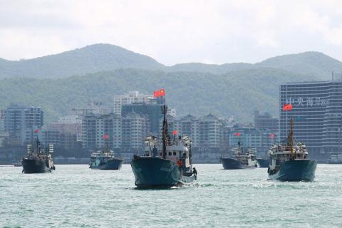 Hàng vạn tàu cá Trung Quốc đang ồ ạt kéo ra Biển Đông để vơ vét tài nguyên