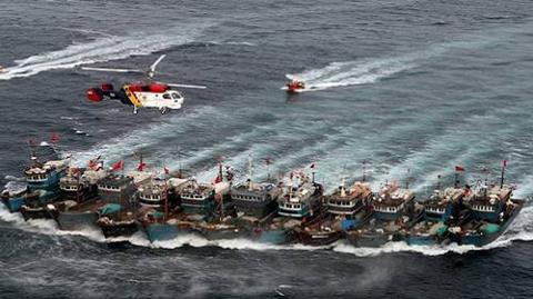 Lực lượng tuần duyên Hàn Quốc dùng tàu tuần tiễu và trực thăng vây bắt tàu cá Trung Quốc