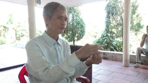 Ông Bùi Khắc Kiên trao đổi với phóng viên tại nhà riêng xã Thái Giang, huyện Thái Thụy, tỉnh Thái Bình