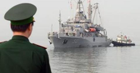Quân hạm Mỹ USNS Safeguard (T-ARS 50) ghé cảng Đà Nẵng ngày 7/04/2014. Ảnh US Navy