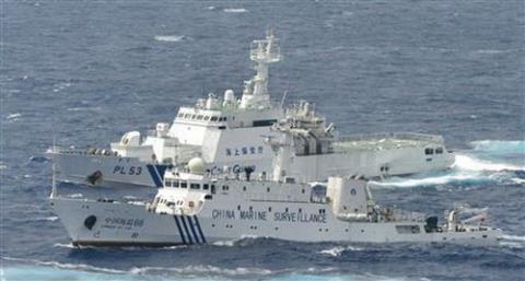 Tàu hải giám Trung Quốc (phía trước) đi kèm theo một tàu tuần duyên Nhật Bản ở vùng biển gần quần đảo Senkaku/Điếu Ngư.