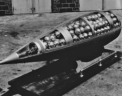 Mặt cắt đầu đạn tên lửa Honest John của Mỹ, bên trong là các quả bom sarin M134 (Một loại chất độc thần kinh)