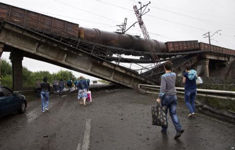 Một cây cầu đường sắt bị đánh sập tại Donetsk sau trận pháo kích của quân đội Ukraine