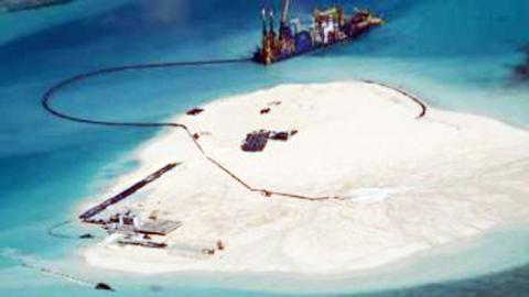 Tàu Trung Quốc hút cát, cải tạo đảo Gạc Ma thuộc quần đảo Trường Sa của Việt Nam