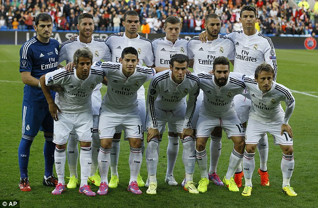 Real Madrid: (4-2-3-1).
1. Casillas miễn phí, Carvajal 5 triệu (đv bảng Anh), Pepe giá 6 triệu, S.Ramos bảng 24 triệu, Coentrao 27 triệu, Toni Kroos 20 triệu, Modric 30 triệu, Gareth Bale 85 triệu, James Rodriguez 60 triệu, C.Ronaldo 80 triệu, Benzema 28 triệu. Tổng: 364 triệu bảng Real Madrid: (4-2-3-1).
1. Casillas miễn phí, Carvajal 5 triệu (đv bảng Anh), Pepe giá 6 triệu, S.Ramos bảng 24 triệu, Coentrao 27 triệu, Toni Kroos 20 triệu, Modric 30 triệu, Gareth Bale 85 triệu, James Rodriguez 60 triệu, C.Ronaldo 80 triệu, Benzema 28 triệu. Tổng: 364 triệu bảng