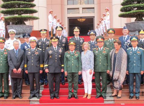 Thượng tướng Đỗ Bá Tỵ và Đoàn đại biểu quân sự cấp cao nước ta chụp ảnh lưu niệm với Đại tướng Martin Dempsey và Đoàn đại biểu cấp cao Quân đội Hoa Kỳ.