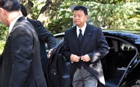 Bộ trưởng Nội vụ và Truyền thông Nhật Bản Yoshitaka Shindo tới thăm đền Yasukuni.